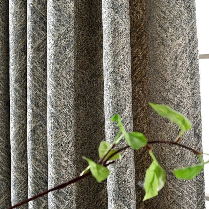 Rideau élégant au design texturé avec motif de feuilles, parfait pour ajouter une touche moderne et naturelle à votre intérieur, en relevant la décoration de votre salon ou chambre. Ajustable pour toutes les fenêtres, il offre une ambiance chaleureuse et sophistiquée.
