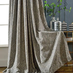 Rideaux modernes gris avec motif texturé, ajoutant une touche d'élégance et chic à votre intérieur. Idéal pour salon ou chambre, créant une ambiance chaleureuse et sophistiquée. Associe style et fonctionnalité, parfait pour embellir vos fenêtres.