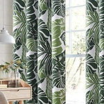 Rideau design tropical avec motif de feuilles vertes, idéal pour ajouter une touche naturelle et exotique à la décoration intérieure. Convient parfaitement pour un salon, une chambre ou tout espace nécessitant une ambiance rafraîchissante et moderne. Disponible pour fenêtres de différentes tailles.