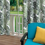 Rideaux à motifs de feuilles tropicales vertes pour patio avec coussin jaune et mobilier de terrasse bleu, créant une ambiance extérieure relaxante et exotique. Parfait pour embellir votre espace extérieur tout en ajoutant une touche de fraîcheur et de modernité.