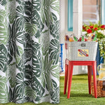 Rideau de douche design tropical avec motifs de feuilles vertes, parfait pour ajouter une touche naturelle et rafraîchissante à votre salle de bain. Idéal pour ceux qui souhaitent créer une ambiance exotique et apaisante. Disposez ce rideau dans votre espace pour une décoration intérieure modernisée et verdoyante.
