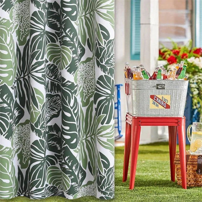 Rideau de douche design tropical avec motifs de feuilles vertes, parfait pour ajouter une touche naturelle et rafraîchissante à votre salle de bain. Idéal pour ceux qui souhaitent créer une ambiance exotique et apaisante. Disposez ce rideau dans votre espace pour une décoration intérieure modernisée et verdoyante.