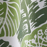 Image d'un motif tropical vert et blanc avec des gouttelettes d'eau, évoquant la fraîcheur et l'exotisme. Parfait pour ajouter une touche de nature à votre espace de vie. Design moderne et apaisant idéal pour la décoration intérieure.