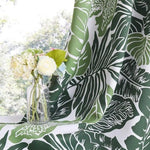 Rideau à motif tropical vert avec feuillage, idéal pour créer une ambiance nature dans votre intérieur. Décorez votre salon ou chambre avec ce joli design végétal. Le contraste entre le motif et les tons de vert apporte fraîcheur et élégance à votre espace. Parfait pour les amateurs de décoration intérieure inspirée par la nature.