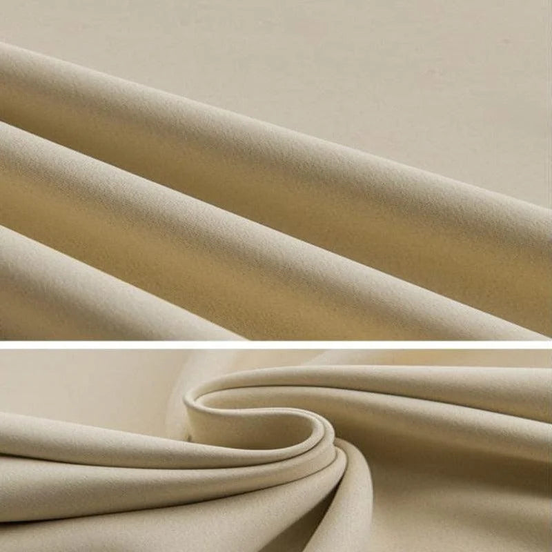 Image de tissu beige élégamment drapé, idéal pour la confection de vêtements chics ou la décoration intérieure raffinée. Souplesse et tombé impeccables pour des créations stylées.