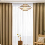 Suspension moderne pour salon au design épuré, idéal pour éclairer une pièce avec élégance. Accompagnée de rideaux aux tons neutres et d'une décoration naturelle, cette suspension apporte une touche de sophistication à l'intérieur. Idéal pour un aménagement contemporain et chaleureux.