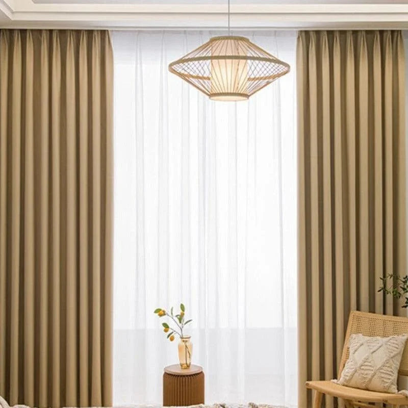 Suspension moderne pour salon au design épuré, idéal pour éclairer une pièce avec élégance. Accompagnée de rideaux aux tons neutres et d'une décoration naturelle, cette suspension apporte une touche de sophistication à l'intérieur. Idéal pour un aménagement contemporain et chaleureux.