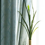 Rideaux bleu clair avec motifs géométriques modernes, parfaits pour ajouter une touche élégante à votre intérieur. Ces rideaux apportent lumière et style, créant une ambiance apaisante dans votre salon ou chambre à coucher. Accessoire de décoration idéal pour un espace contemporain.