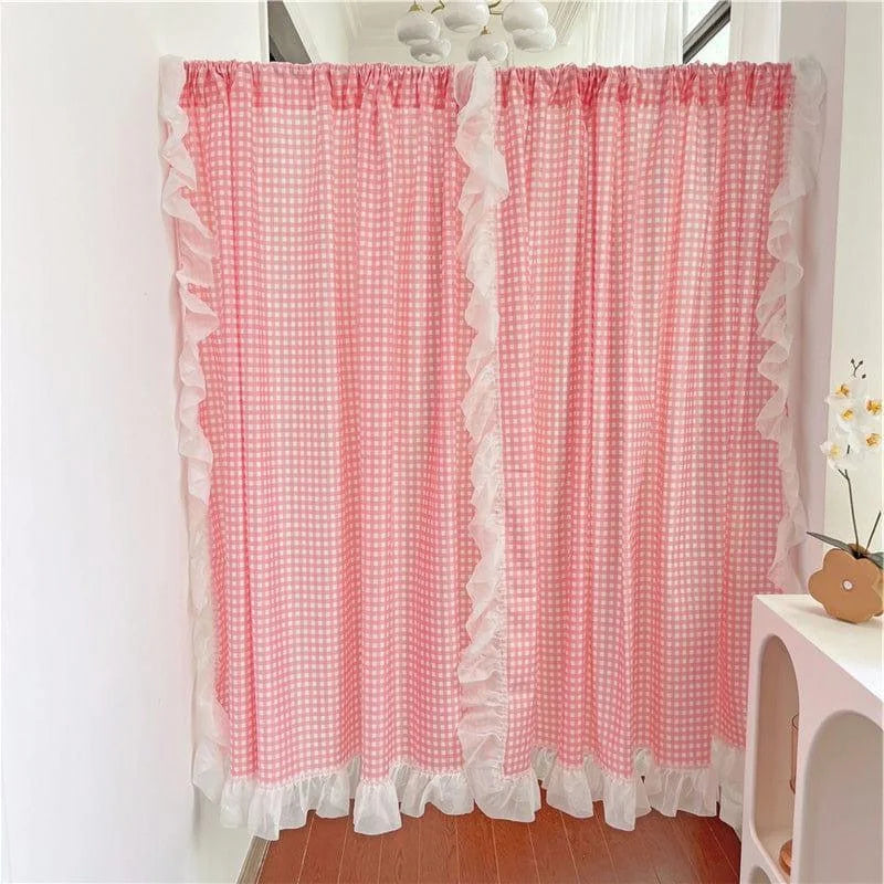 Rideaux à carreaux roses avec volants, idéals pour une ambiance romantique et charmante dans la chambre ou le salon. Ces rideaux apportent une touche élégante et douce grâce à leur design à volants. Parfaits pour personnaliser votre espace tout en filtrant délicatement la lumière.