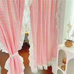 Rideaux à carreaux roses avec volants décoratifs, parfaits pour ajouter une touche de charme féminin à votre intérieur. Idéals pour une chambre ou un salon, ces rideaux élégants offrent une touche de couleur et de style tout en tamisant la lumière. Accessoire pratique pour personnaliser votre décoration intérieure.