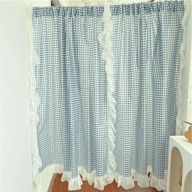 Rideau élégant à carreaux bleu et blanc avec dentelle décorative, idéal pour ajouter une touche vintage et charmante à votre intérieur. Parfait pour la chambre ou le salon, ce rideau saura apporter douceur et raffinement à votre décoration.