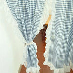 Rideaux à carreaux bleus et blancs avec volants décoratifs, parfaits pour ajouter une touche rustique et charmante à votre intérieur. Ces rideaux élégants conviennent idéalement pour une cuisine ou un salon, offrant à la fois intimité et style. Fixation facile avec une bande nouée, ils s'intègrent harmonieusement dans divers décors. Élément décoratif essentiel pour habiller vos fenêtres avec goût.