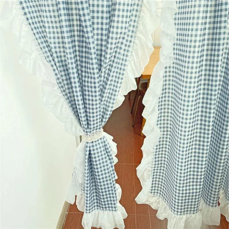 Rideaux à carreaux bleus et blancs avec volants décoratifs, parfaits pour ajouter une touche rustique et charmante à votre intérieur. Ces rideaux élégants conviennent idéalement pour une cuisine ou un salon, offrant à la fois intimité et style. Fixation facile avec une bande nouée, ils s'intègrent harmonieusement dans divers décors. Élément décoratif essentiel pour habiller vos fenêtres avec goût.