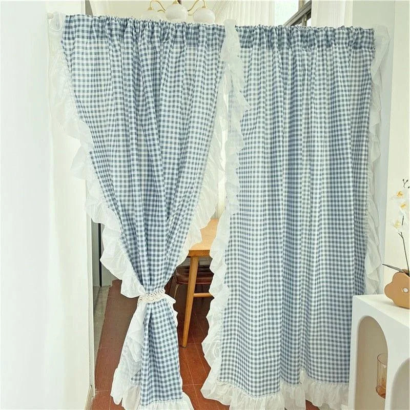 Rideaux à carreaux bleus et blancs avec volants pour décoration intérieure. Idéals pour apporter une touche champêtre et élégante à votre salon ou chambre. Faciles à installer, ces rideaux contribuent à créer une ambiance chaleureuse tout en préservant votre intimité. Parfaits pour ajouter du charme à tout type de pièce.
