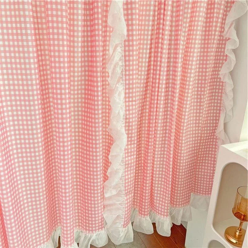 Rideau décoratif style vichy rose avec volants blancs, idéal pour une ambiance douce et romantique dans une chambre ou un salon. Parfait pour ajouter une touche de charme et de couleur à votre intérieur.