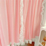 Rideau décoratif style vichy rose avec volants blancs, idéal pour une ambiance douce et romantique dans une chambre ou un salon. Parfait pour ajouter une touche de charme et de couleur à votre intérieur.