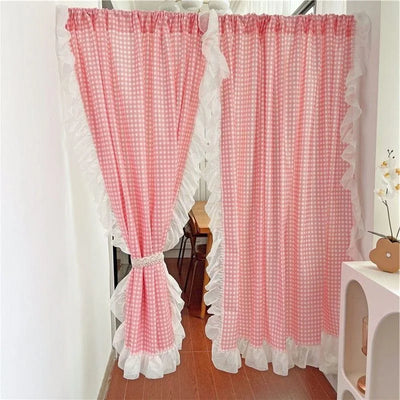 Rideaux à carreaux roses avec volants blancs pour une décoration de fenêtre élégante. Idéal pour ajouter une touche de charme romantique à votre salon ou chambre, ces rideaux apportent douceur et style à votre intérieur. Ajustement facile et sophistiqué pour toutes les fenêtres, transformant l'espace avec une ambiance chaleureuse et accueillante.