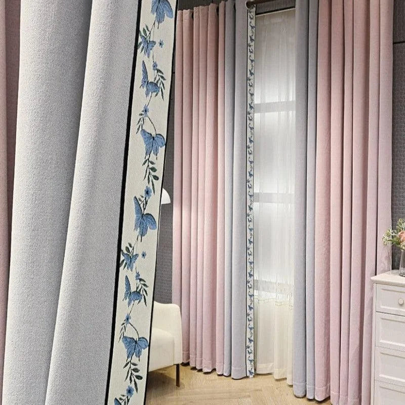 Rideaux élégants avec motifs de papillons bleus pour décoration intérieure. Idéaux pour ajouter une touche de charme et de couleurs à votre salon ou chambre. Design sophistiqué pour un style raffiné et accueillant.