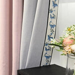 Rideaux élégants avec design papillons bleus, parfaits pour ajouter une touche de sophistication à votre intérieur. Décoration florale subtile qui complète l'ensemble, idéale pour le salon ou la chambre. Créez une ambiance accueillante et raffinée avec ces rideaux tendance.