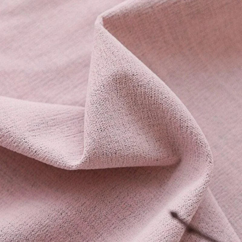 Tissu rose doux et élégant pour décoration intérieure, parfait pour ajouter une touche de couleur subtile et moderne à votre espace. Accessoire polyvalent pour l'ameublement et le design d'intérieur.