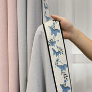 rideau floral motif papillon tissu texturé couleurs rose gris blanc bleu doux decoration interieur