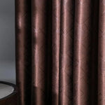 Rideau d'intérieur élégant de couleur marron avec motif à carreaux discrets, idéal pour ajouter une touche de sophistication et de chaleur dans votre salon ou chambre à coucher, se mariant parfaitement avec des meubles de style contemporain ou classique.