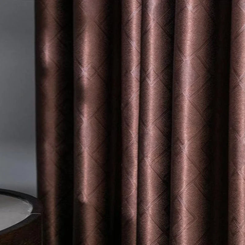 Rideau d'intérieur élégant de couleur marron avec motif à carreaux discrets, idéal pour ajouter une touche de sophistication et de chaleur dans votre salon ou chambre à coucher, se mariant parfaitement avec des meubles de style contemporain ou classique.
