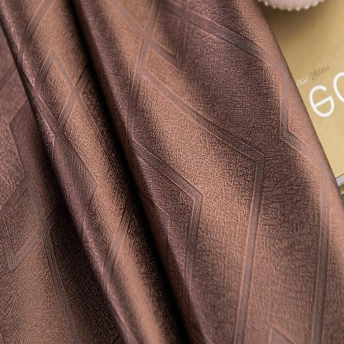 Tissu décoratif de couleur marron avec motifs géométriques modernes. Idéal pour la décoration intérieure, ce textile apporte une touche d'élégance et de sophistication à tout espace. Parfait pour les rideaux, couvertures ou housses de coussins, il combine style et fonctionnalité.