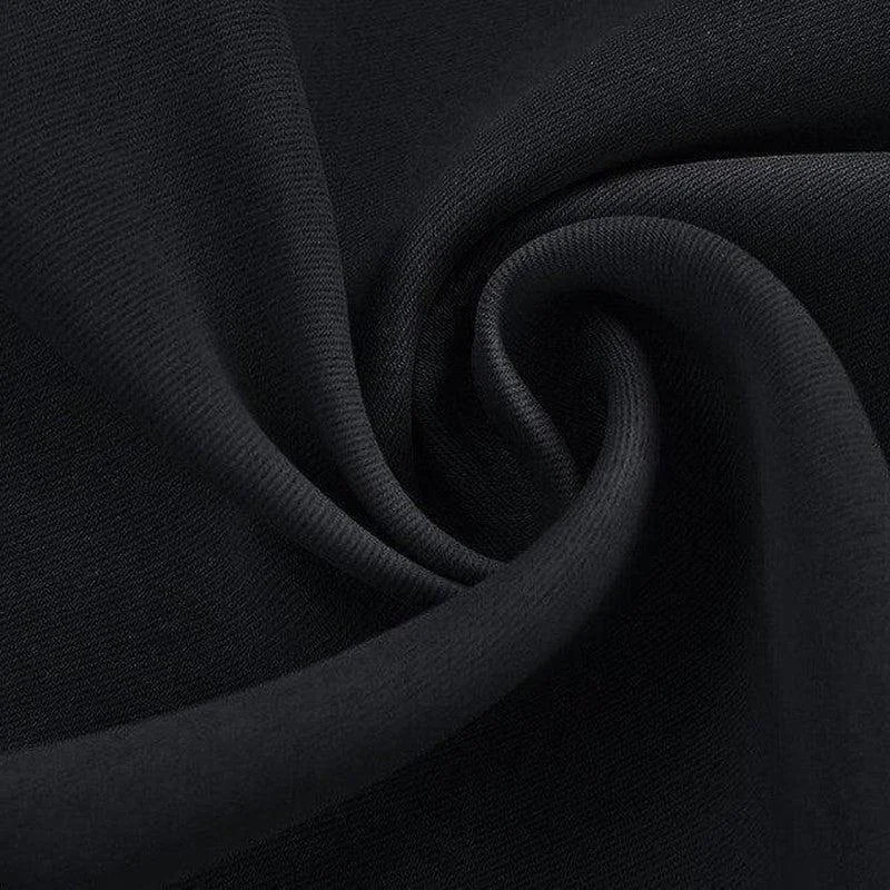 Image d'un tissu noir élégant et raffiné, idéal pour la création de vêtements modernes et sophistiqués. Ce tissu présente une texture fluide, parfaite pour des robes élégantes, des costumes ou des accessoires de mode. Sa couleur noire intemporelle le rend facile à assortir avec divers styles vestimentaires.