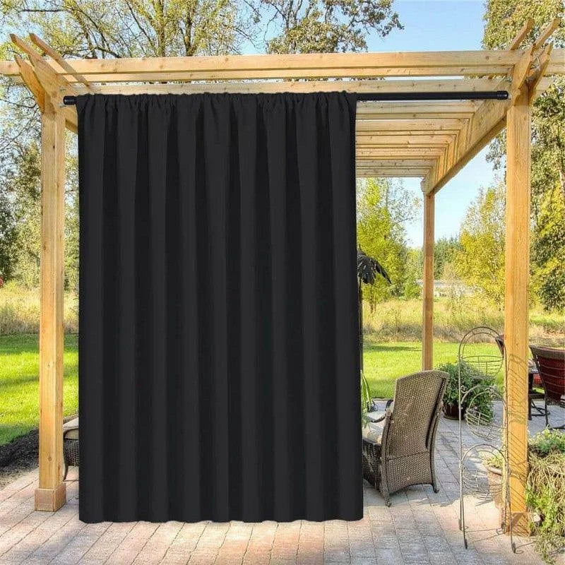 Rideau d'extérieur noir élégant, idéal pour pergola ou terrasse, offrant intimité et élégance à votre espace extérieur. Parfait pour créer une atmosphère chaleureuse et accueillante lors de vos moments de détente en plein air.