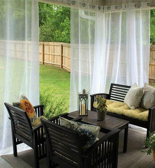 Mobilier extérieur élégant composé d'un canapé confortable et de fauteuils assortis, idéal pour aménager un salon de jardin accueillant. Les accessoires décoratifs ajoutent une touche chaleureuse pour profiter des espaces extérieurs. Parfait pour créer une atmosphère conviviale lors de moments de détente en famille ou entre amis.