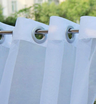 Voilage blanc avec œillets métalliques, idéal pour ajouter une touche élégante et lumineuse à votre intérieur. Parfait pour filtrer la lumière naturelle tout en préservant l'intimité de votre espace. Adapté aux tringles standards, ce rideau moderne s'intègre facilement dans tout type de décoration.