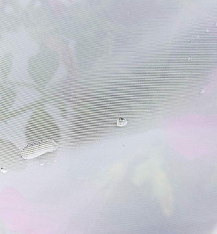 Image d'un tissu imperméable avec des gouttes d'eau visibles sur la surface, illustrant sa résistance à l'humidité. Ce produit est idéal pour les applications nécessitant une protection contre les liquides, garantissant une durabilité dans diverses conditions. Parfait pour les utilisations extérieures et les environnements humides.