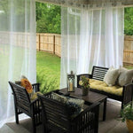 Mobilier extérieur élégant composé d'un canapé confortable et de fauteuils assortis, idéal pour aménager un salon de jardin accueillant. Les accessoires décoratifs ajoutent une touche chaleureuse pour profiter des espaces extérieurs. Parfait pour créer une atmosphère conviviale lors de moments de détente en famille ou entre amis.