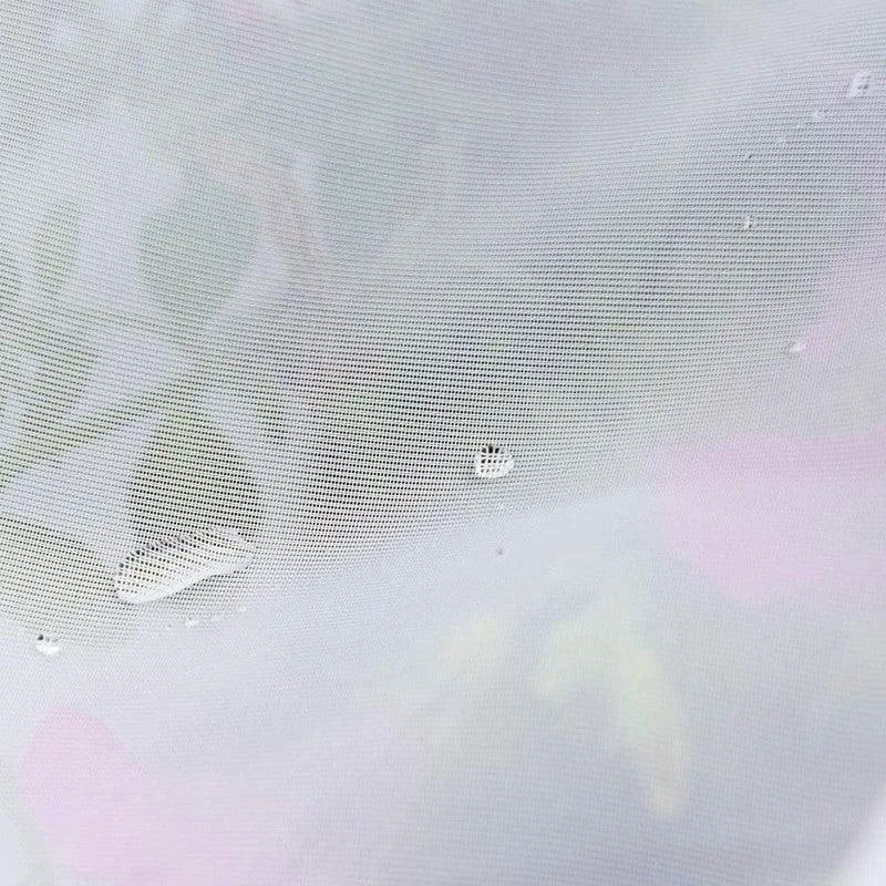 Image d'un tissu imperméable avec des gouttes d'eau visibles sur la surface, illustrant sa résistance à l'humidité. Ce produit est idéal pour les applications nécessitant une protection contre les liquides, garantissant une durabilité dans diverses conditions. Parfait pour les utilisations extérieures et les environnements humides.