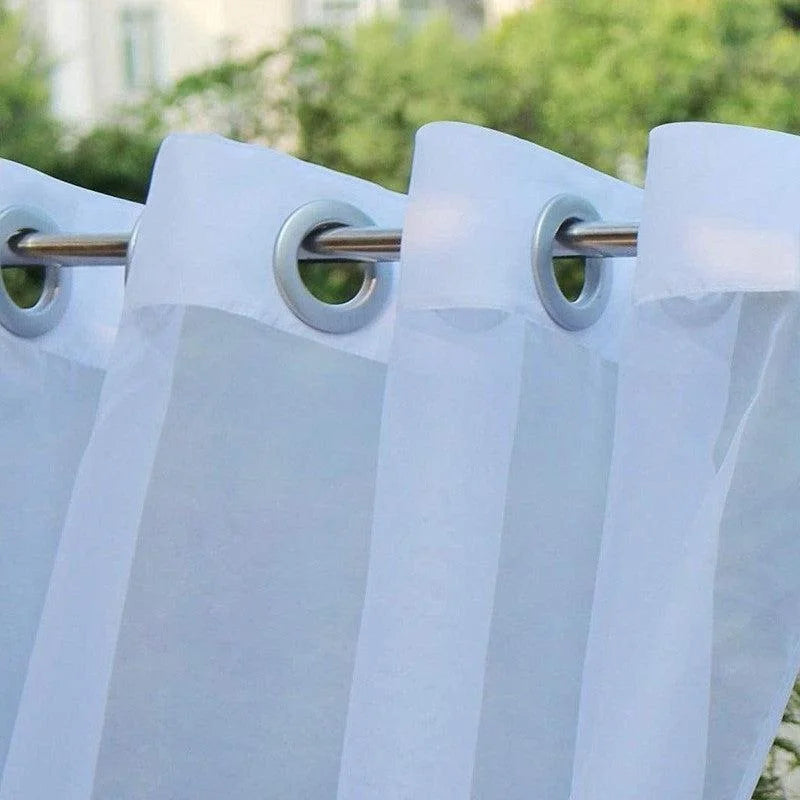 Voilage blanc avec œillets métalliques, idéal pour ajouter une touche élégante et lumineuse à votre intérieur. Parfait pour filtrer la lumière naturelle tout en préservant l'intimité de votre espace. Adapté aux tringles standards, ce rideau moderne s'intègre facilement dans tout type de décoration.