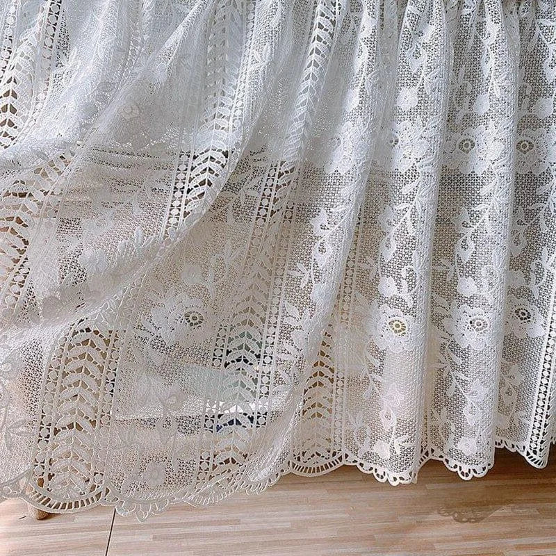 Rideau élégant à motifs floraux, idéal pour ajouter une touche chic à votre intérieur. Ce rideau blanc offre une ambiance lumineuse et sophistiquée, parfait pour les salons, chambres ou espaces de détente. Découvrez comment ce rideau peut transformer votre décoration tout en préservant votre intimité.