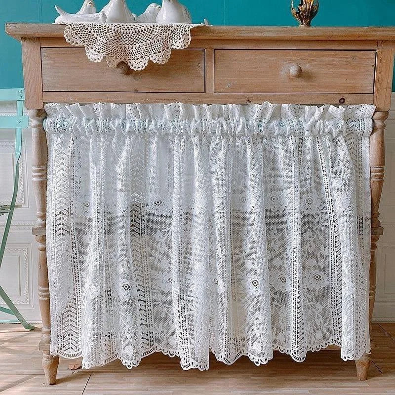 Buffet vintage en bois avec rideau à volants, idéal pour ajouter une touche de charme rustique à votre intérieur. Ce meuble pratique et élégant est parfait pour organiser votre espace tout en apportant une note décorative grâce à son design unique. Convient à différents styles de décoration, du cottage au shabby chic.