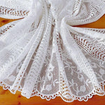 Tissu blanc élégant avec motifs délicats et détails floraux, idéal pour les projets de décoration intérieure, la confection de vêtements raffinés ou la création d'accessoires sur mesure. Design raffiné et esthétique qui apporte une touche de sophistication à tout intérieur. Parfait pour les amateurs de couture et de design d'intérieur à la recherche d'une touche de charme classique.