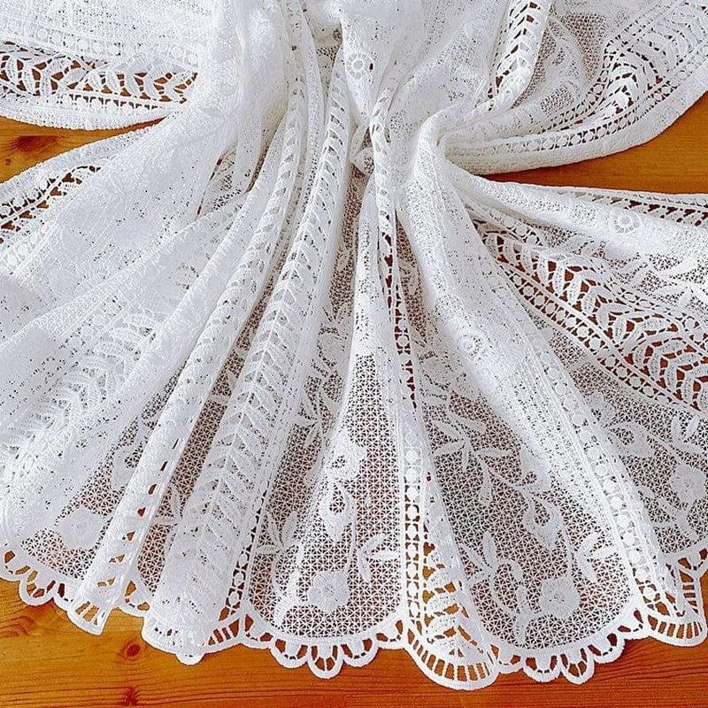 Tissu blanc élégant avec motifs délicats et détails floraux, idéal pour les projets de décoration intérieure, la confection de vêtements raffinés ou la création d'accessoires sur mesure. Design raffiné et esthétique qui apporte une touche de sophistication à tout intérieur. Parfait pour les amateurs de couture et de design d'intérieur à la recherche d'une touche de charme classique.
