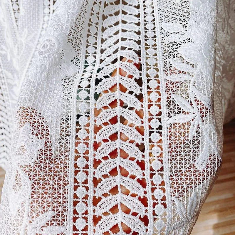 Broderie blanche délicate avec motifs floraux complexes, idéale pour la confection de vêtements ou la décoration intérieure. Le design fin et raffiné ajoute une touche d'élégance et de sophistication à tout projet créatif. Parfait pour les amateurs de couture recherchant un style unique et élégant.