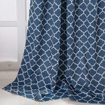 Rideau bleu avec motif géométrique de style marocain, idéal pour ajouter une touche élégante à votre intérieur. Parfait pour le salon ou la chambre, ce rideau offre un style chic et moderne tout en filtrant la lumière naturelle pour une ambiance chaleureuse. Son design intemporel et sophistiqué complète harmonieusement divers types de décoration d'intérieur.