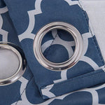Rideau décoratif avec œillets métalliques, motif géométrique bleu et blanc, accessoire indispensable pour embellir votre intérieur et sublimer votre décoration d'intérieur. Idéal pour un salon, une chambre ou un bureau, ce rideau moderne offre une touche élégante et contemporaine à votre espace de vie. Facile à installer grâce à ses œillets pratiques, il s'adapte à toutes les tringles standards.