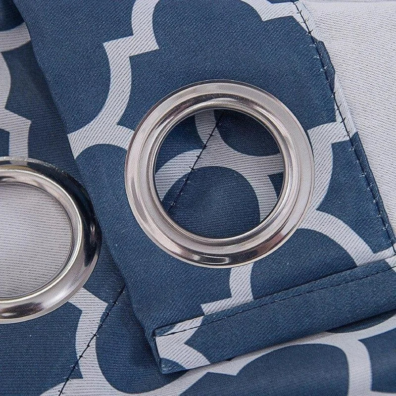 Rideau décoratif avec œillets métalliques, motif géométrique bleu et blanc, accessoire indispensable pour embellir votre intérieur et sublimer votre décoration d'intérieur. Idéal pour un salon, une chambre ou un bureau, ce rideau moderne offre une touche élégante et contemporaine à votre espace de vie. Facile à installer grâce à ses œillets pratiques, il s'adapte à toutes les tringles standards.