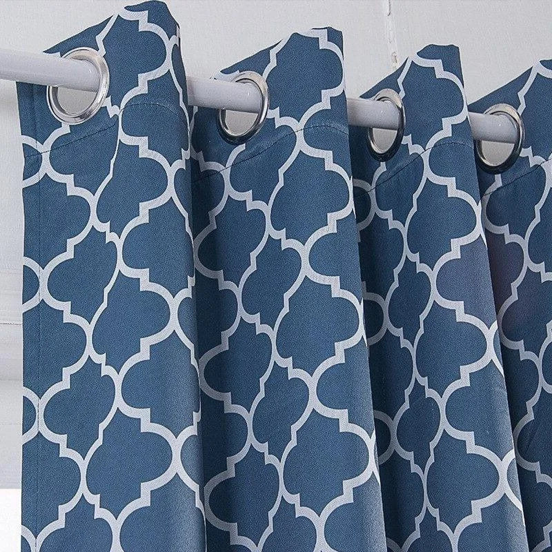 Voilage moderne bleu avec motif géométrique, idéal pour décorer votre salon ou chambre à coucher avec élégance. Rideaux à œillets pour une installation facile et rapide. Parfaits pour créer une ambiance contemporaine et sophistiquée dans votre intérieur. Ajustement simple grâce à leurs anneaux métalliques robustes. Accessoire décoratif incontournable pour une touche de style unique.