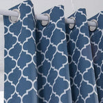Voilage moderne bleu avec motif géométrique, idéal pour décorer votre salon ou chambre à coucher avec élégance. Rideaux à œillets pour une installation facile et rapide. Parfaits pour créer une ambiance contemporaine et sophistiquée dans votre intérieur. Ajustement simple grâce à leurs anneaux métalliques robustes. Accessoire décoratif incontournable pour une touche de style unique.