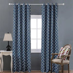 Rideaux décoratifs bleus avec motif géométrique devant une fenêtre, apportant une ambiance élégante et moderne à la pièce. Accessoirisés avec un coussin coloré sur une chaise et une lampe de table classique, ces rideaux ajoutent une touche de style sophistiqué à tout intérieur. Idéals pour bloquer la lumière et améliorer l'intimité, ces rideaux sont parfaits pour le salon ou la chambre.