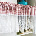 Rideau de cuisine décoratif avec motif vichy rouge et dentelle blanche, idéal pour ajouter une touche champêtre et élégante à votre intérieur. Adapté pour les fenêtres de cuisine, ce rideau apporte luminosité et style à votre espace. Parfait pour les amateurs de design intérieur recherchant une ambiance chaleureuse et accueillante.