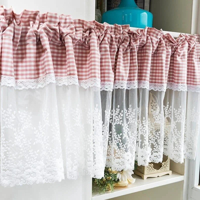 Rideau de cuisine décoratif avec motif vichy rouge et dentelle blanche, idéal pour ajouter une touche champêtre et élégante à votre intérieur. Adapté pour les fenêtres de cuisine, ce rideau apporte luminosité et style à votre espace. Parfait pour les amateurs de design intérieur recherchant une ambiance chaleureuse et accueillante.