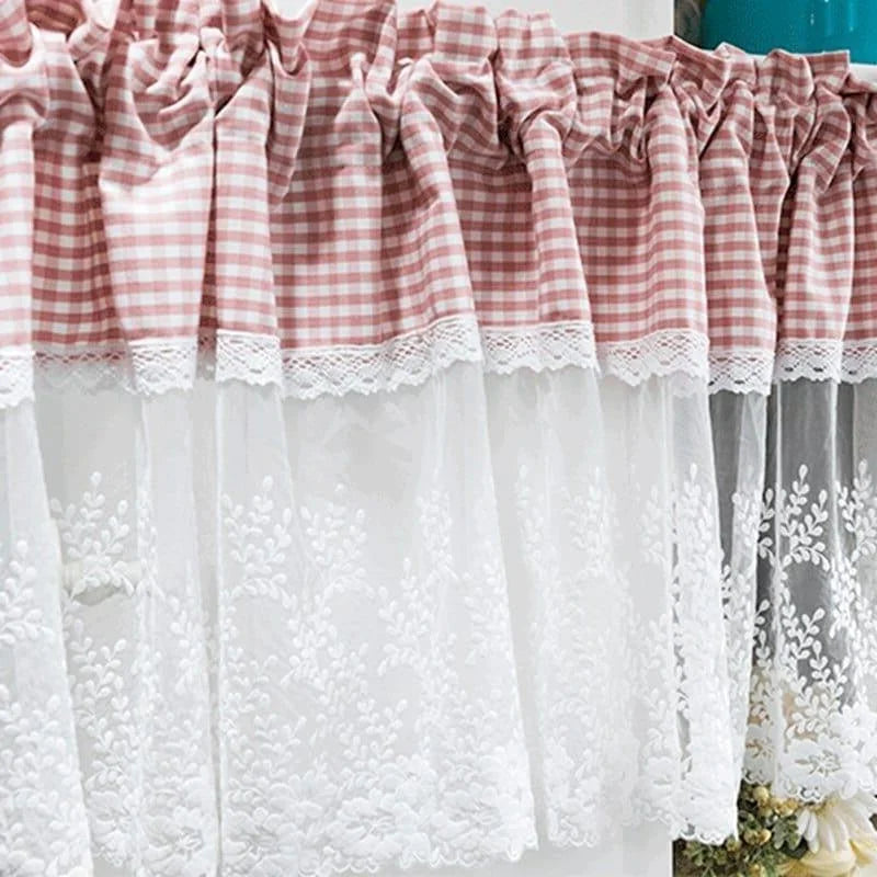 Rideau de cuisine élégant avec motif vichy rose et dentelle blanche brodée. Idéal pour ajouter une touche de charme rustique à votre intérieur tout en laissant entrer la lumière naturelle. Parfait pour une décoration de fenêtre raffinée et conviviale.